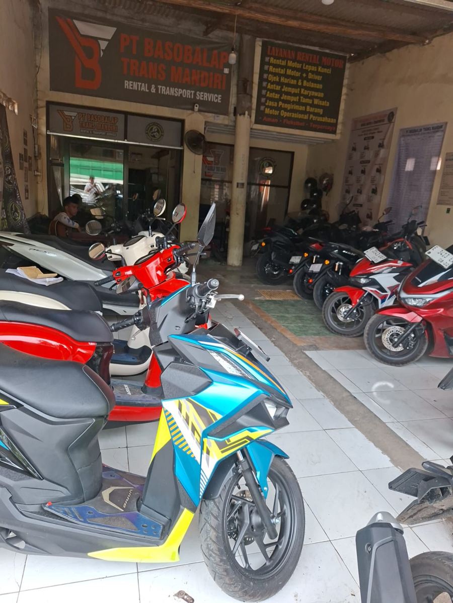 Deretan motor di dalam garasi